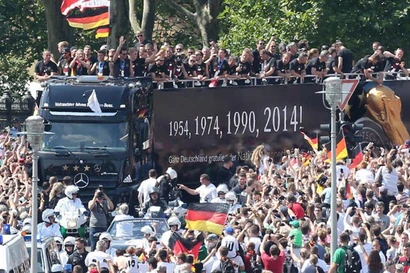Chiếc xe tải chở tuyển Đức nhích từng vòng bánh trong vòng vây người hâm mộ. Ảnh: Bild 