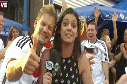 Cổ động viên Đức tự tin tạo dáng trước camera