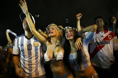 CĐV Argentina đã hành quân sang Brazil để cổ vũ đội nhà.