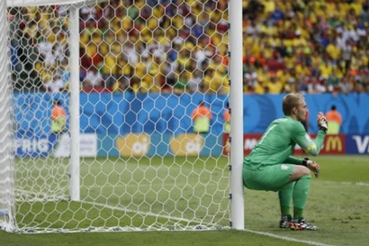 Màn ngồi xổm tựa cột của thủ môn Hà Lan 'gây bão'