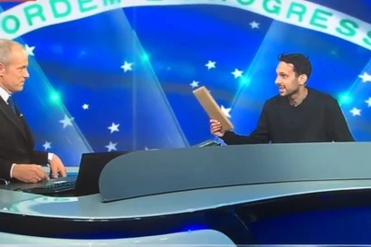 Ảo thuật gia Dymano giao phong bì có chứa đĩa CD lời dự đoán của mình cho chương trình. Ảnh chụp màn hình