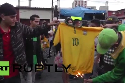 Bức xúc với trận thua thảm bại, CĐV Brazil đốt áo Neymar