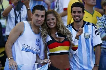 Người đẹp ngực khủng 'thưởng nóng' các cầu thủ Đức