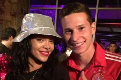 Rihanna 'bay' đêm cùng tuyển thủ Đức