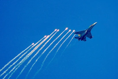 Quốc kỳ tung bay giữa trời xanh, tiêm kích SU-30MK2 thả bẫy nhiệt rực sáng bầu trời TP. HCM