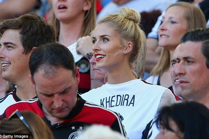 Đức thắng nhờ bạn gái Khedira mặc áo trái