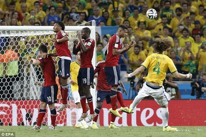 [VIDEO] Brazil – Colombia (2–1): Bàn thắng kinh điển của David Luiz