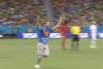 [VIDEO] Superman lao vào sân 'đại náo' World Cup