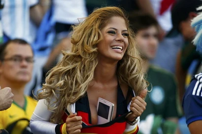 Bóng hồng kẹp điện thoại vào ngực khủng cổ vũ Đức