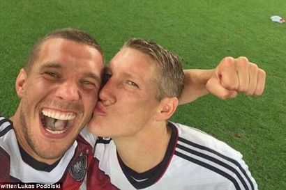 Ảnh 'tự sướng' của Schweinsteiger và Podolski. 