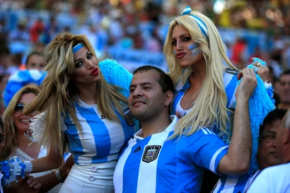 [ẢNH]: Đọ nhan sắc, CĐV Argentina có thua người Đức?