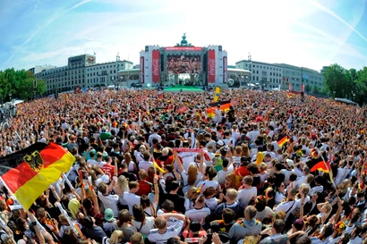 Biển người chào đón tuyển Đức 'vinh quy bái tổ'