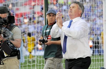 Guus Hiddink có tính cách và chiến thuật khác hoàn toàn Van Gaal