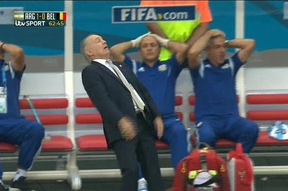 [VIDEO] HLV Alejandro Sabella suýt ngã lộn cổ vì... tiếc 