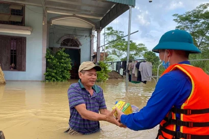 Lội nước ngập nửa thân người, dân ở tâm lụt Nghệ An rưng rưng nhận quà cứu trợ