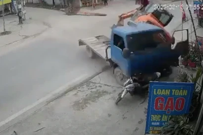 Tạm giữ lái xe tải chở máy xúc gây tai nạn chết người ở Nghệ An