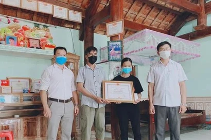 Truy tặng bằng khen của Chủ tịch tỉnh Nghệ An cho học sinh quên mình cứu 2 bạn