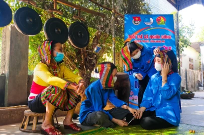 Bạn trẻ trải nghiệm văn hoá chít khăn của đồng bào dân tộc Thái