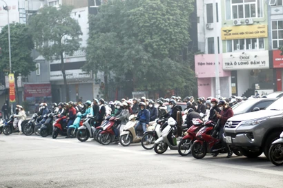 Lực lượng CSGT làm nhiệm vụ tại các nút giao thông.