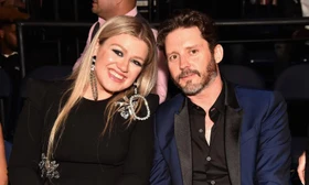Chồng cũ qua đời vì ung thư, Kelly Clarkson hoãn chuyến lưu diễn tháng 8 