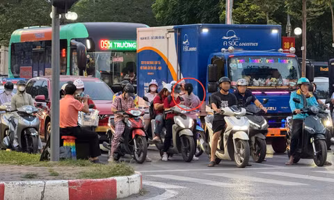 Người bán hàng tràn xuống ngã tư ở Hà Nội, nguy cơ tai nạn rình rập
