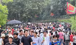 Dòng người nhích từng bước lên Đền Hùng