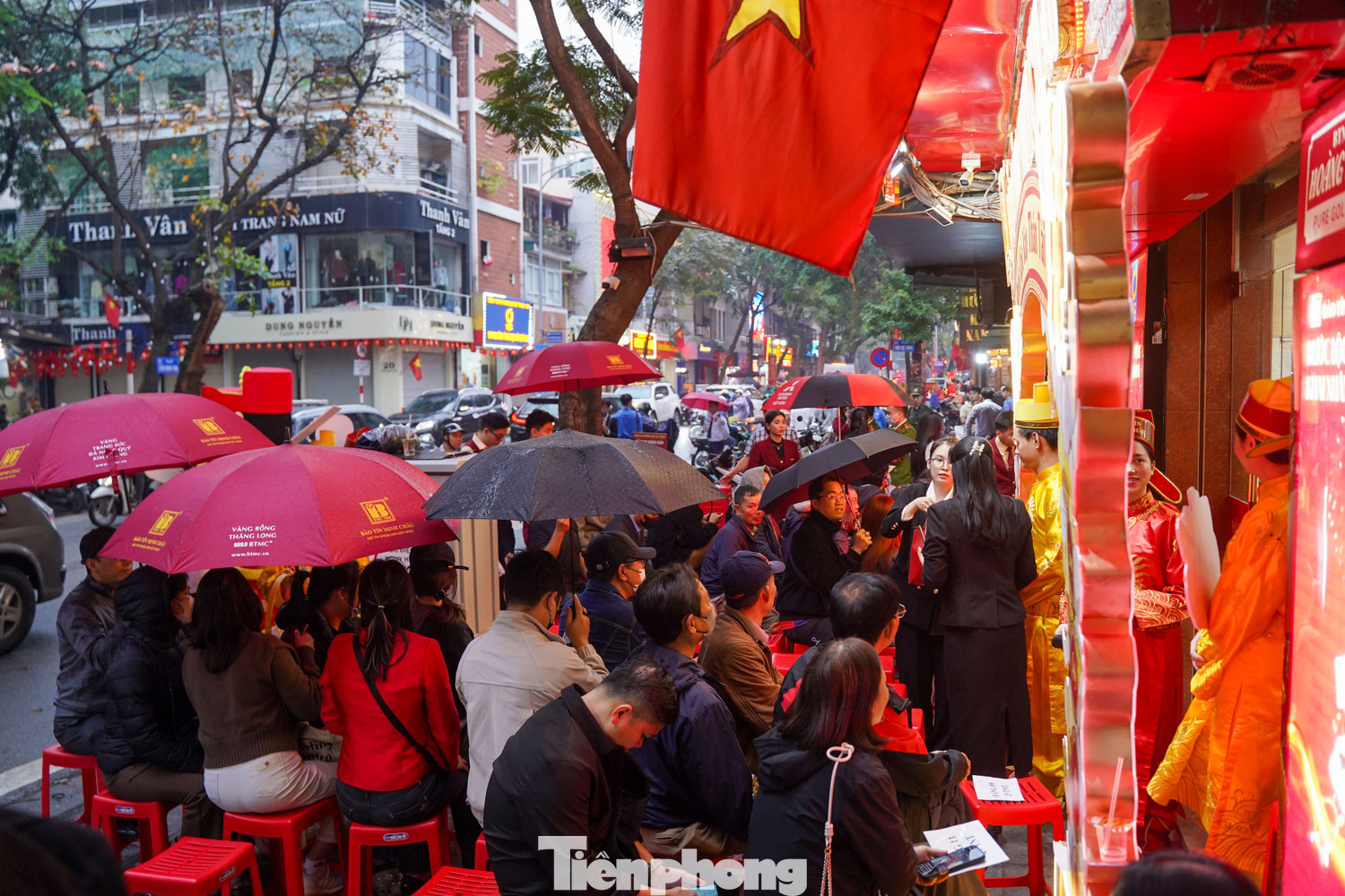 Hà Nội mưa tầm tã cũng không ngăn nổi dòng người đi mua vàng Vía Thần tài