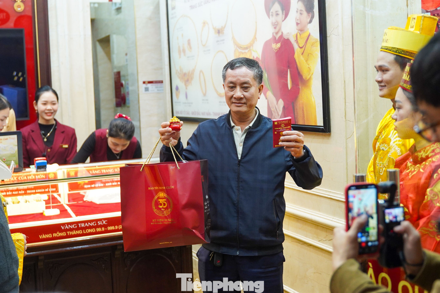 Hà Nội mưa tầm tã cũng không ngăn nổi dòng người đi mua vàng Vía Thần tài