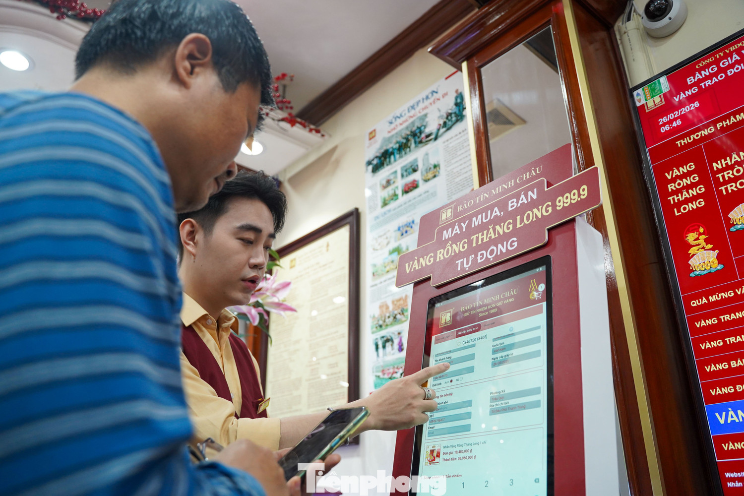 Hà Nội mưa tầm tã cũng không ngăn nổi dòng người đi mua vàng Vía Thần tài