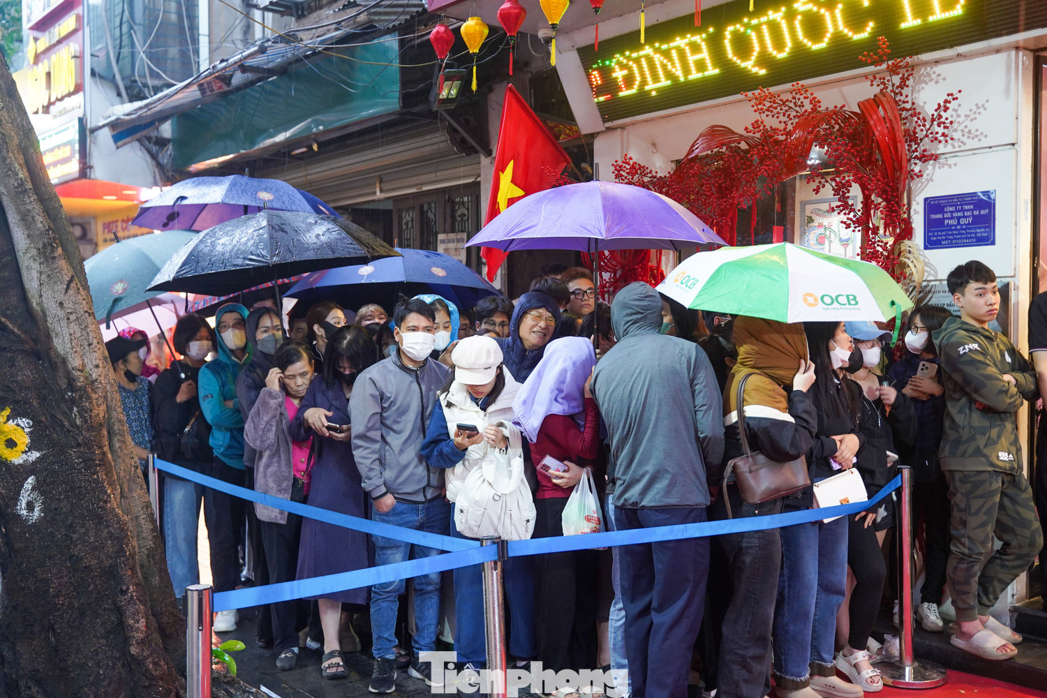 Hà Nội mưa tầm tã cũng không ngăn nổi dòng người đi mua vàng Vía Thần tài