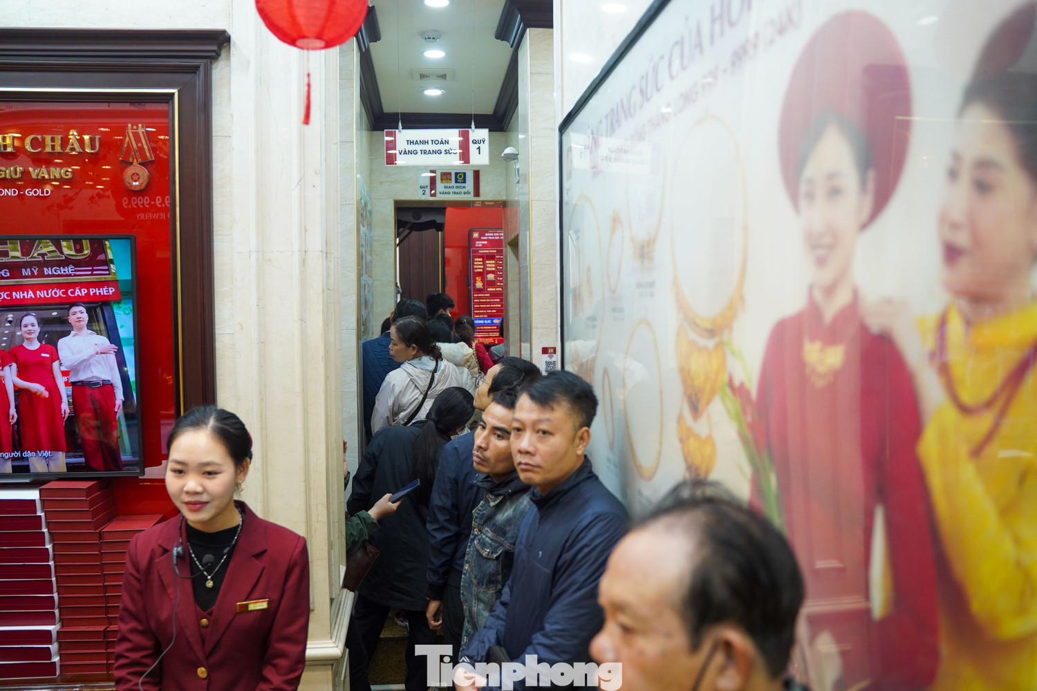 Hà Nội mưa tầm tã cũng không ngăn nổi dòng người đi mua vàng Vía Thần tài