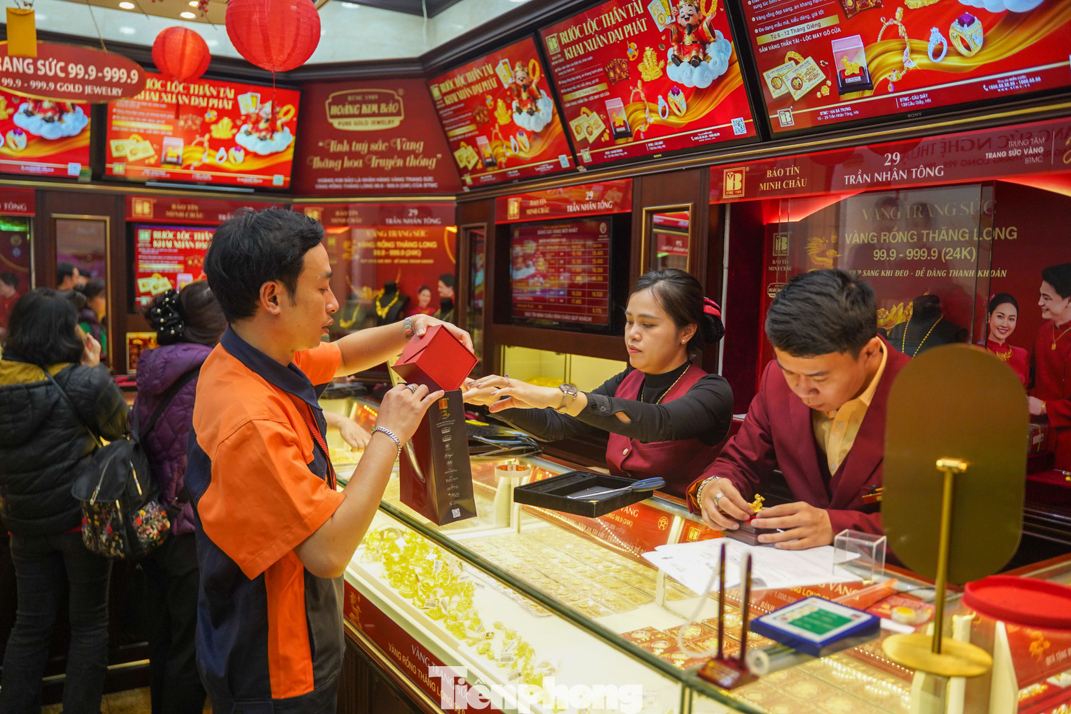Hà Nội mưa tầm tã cũng không ngăn nổi dòng người đi mua vàng Vía Thần tài