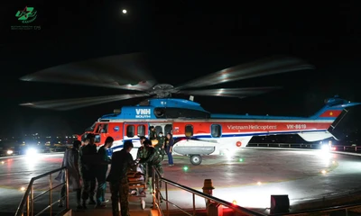 Trực thăng vượt biển trong đêm đưa bệnh nhân nguy kịch từ Trường Sa về đất liền