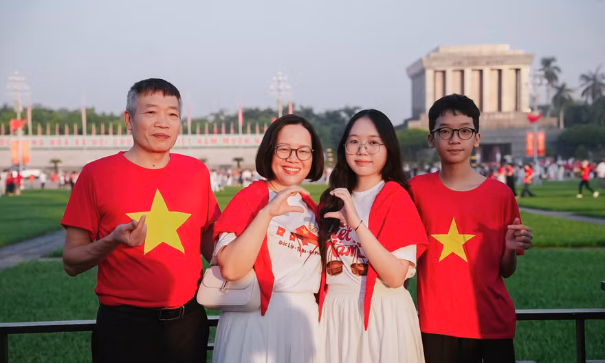 Dòng người nối dài về Lăng Bác trong ngày Quốc khánh