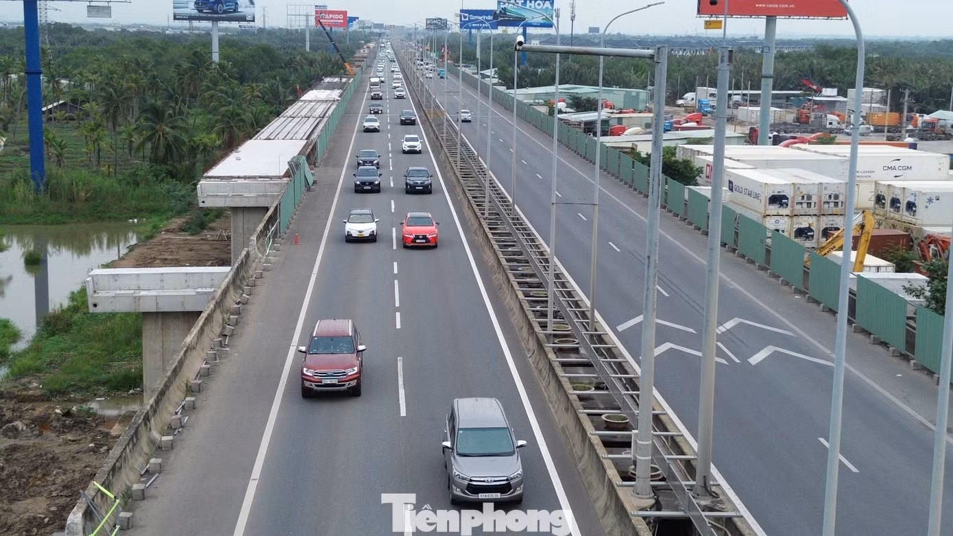 Dòng xe di chuyển chậm hướng về TPHCM.