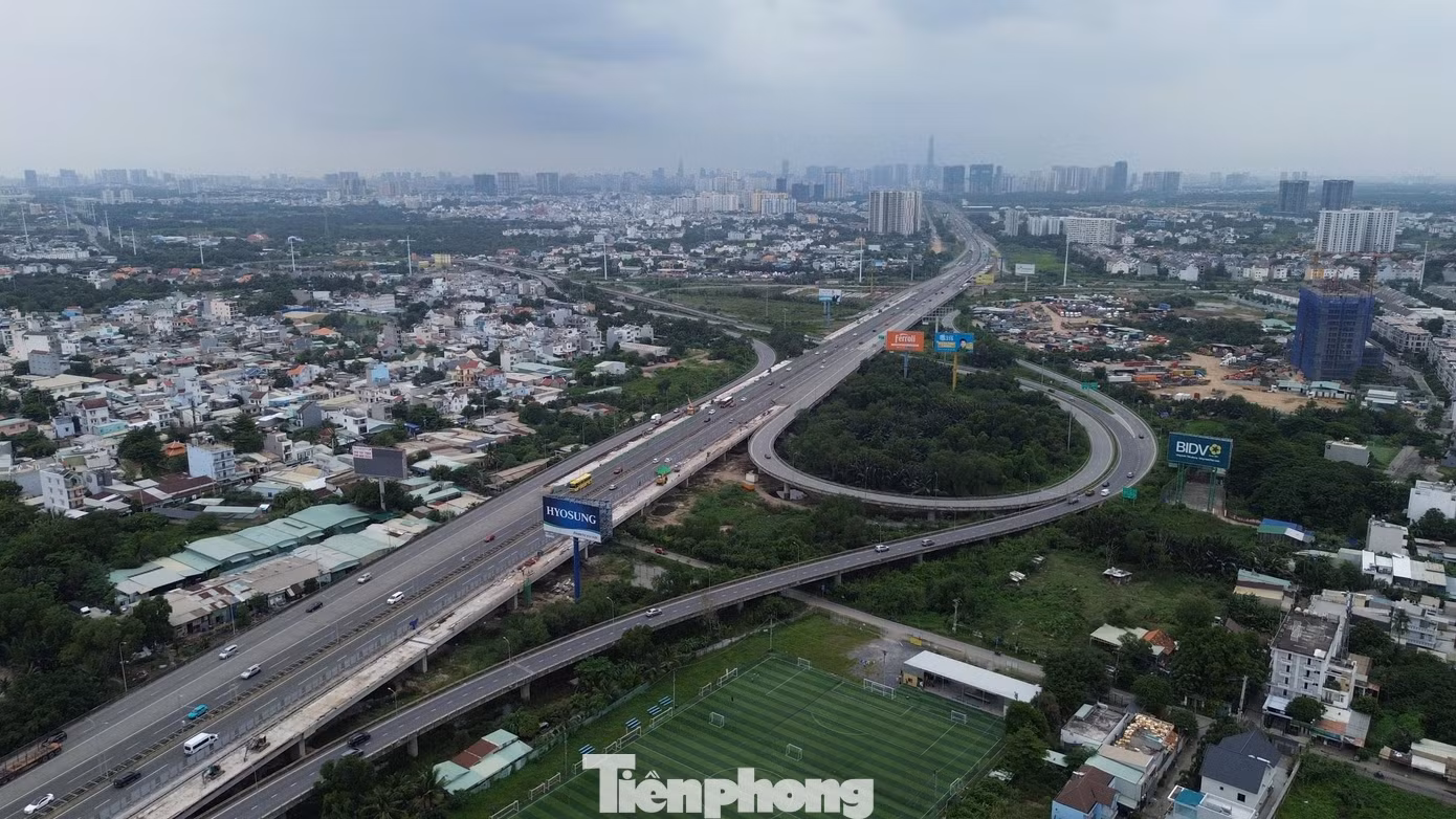 Cao tốc TPHCM - Long Thành - Dầu Giây, đoạn qua địa phận TPHCM, đông phương tiện hướng về đường dẫn cao tốc và nút giao Vành đai 2.