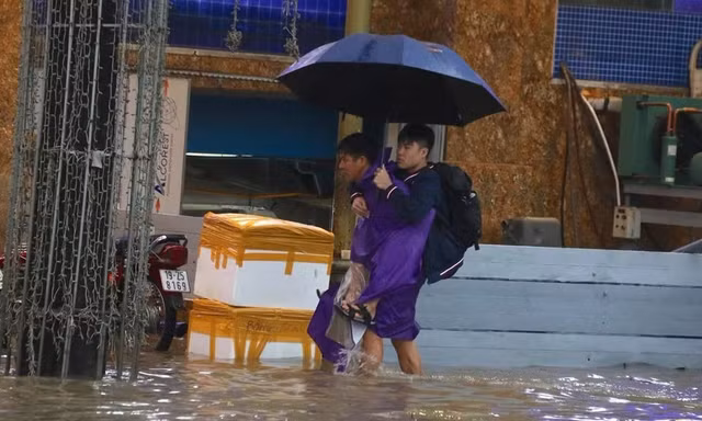 Nhiều trường cho học sinh nghỉ vì mưa ngập: Ngày mai Hà Nội còn mưa không?
