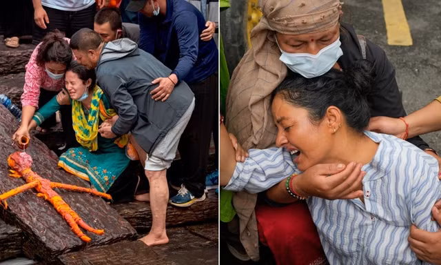 Hình nộm bằng cỏ thiêng được đốt tượng trưng cho người mất tích trong lũ quét ở Nepal.