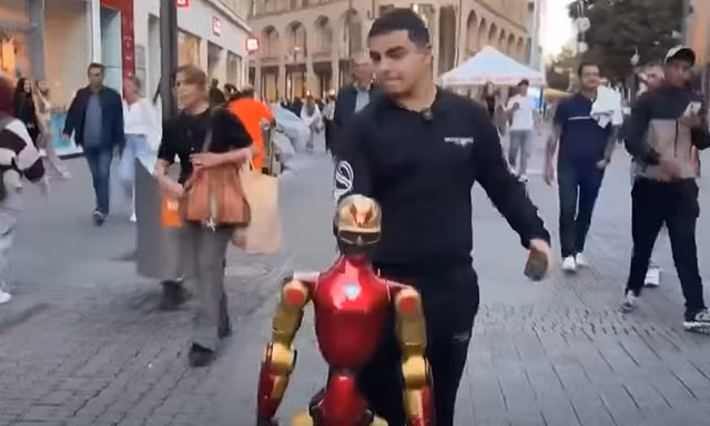 Robot có hành động khiếm nhã với cô gái 16 tuổi, bị cảnh sát Đức "bắt giữ"