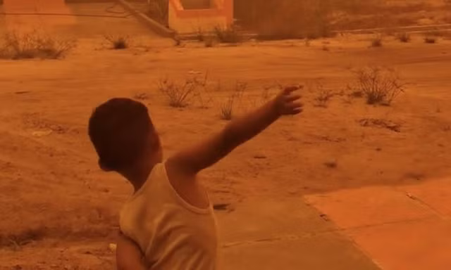 Vì sao bầu trời ở Indonesia chuyển màu cam như sao Hỏa ngay giữa ban ngày?