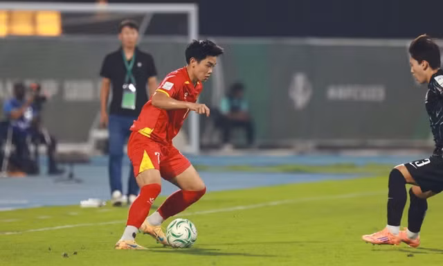 Vì sao Đình Bắc vẫn còn 2 trận treo giò dù đã không đá trận gặp ĐT Malaysia?