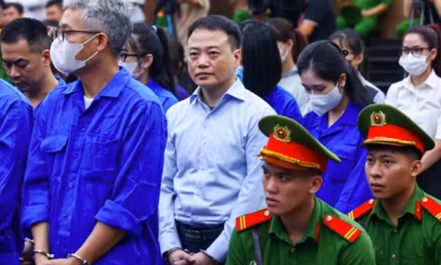 Shark Bình tại phiên tòa sáng 26/10