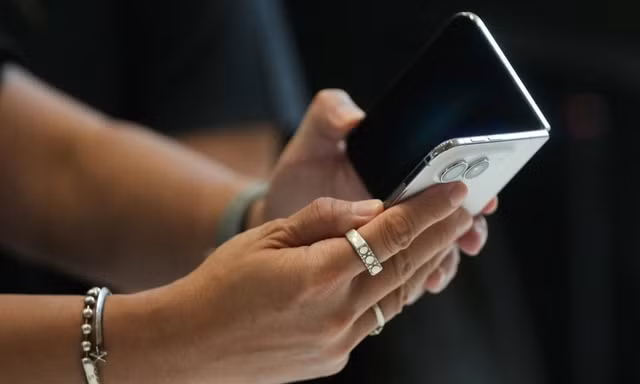 iPhone Duo không có khe SIM vật lý và chỉ hỗ trợ eSIM