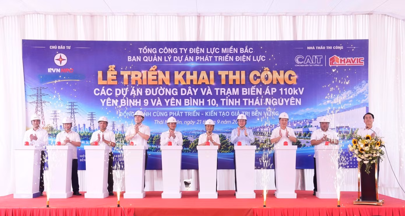 Các đại biểu thực hiện nghi thức triển khai thi công hai dự án Đường dây và Trạm biến áp 110kV Yên Bình 9 và Yên Bình 10