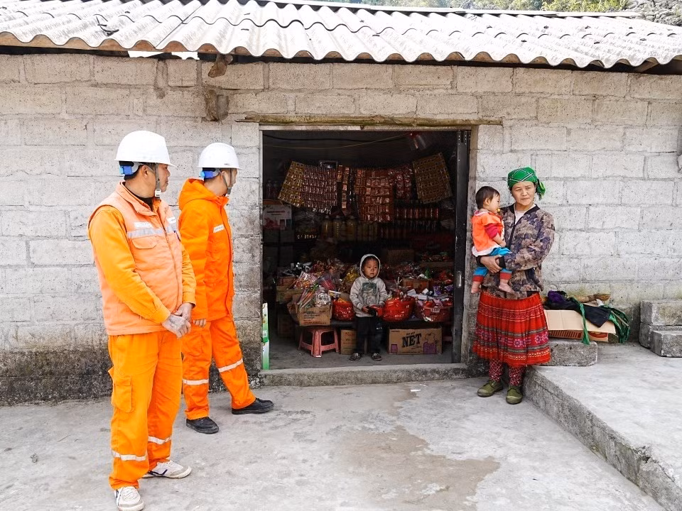 Nhà dân và lớp học tại điểm trường thôn Nhìa Lũng Phìn, xã Đồng Văn đã có điện.