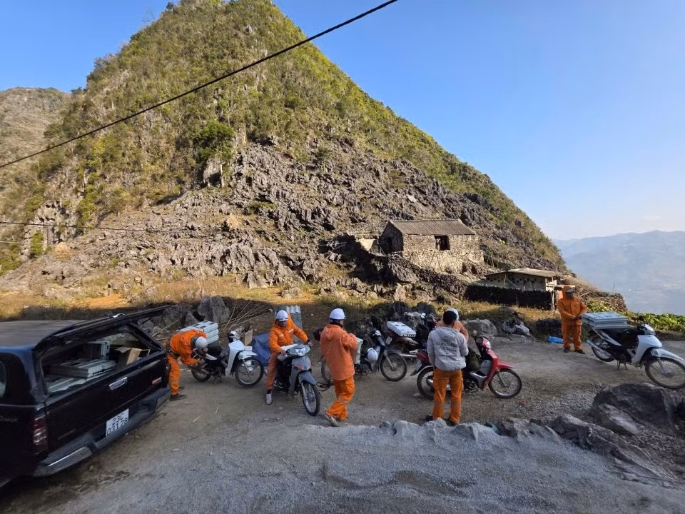 Cán bộ nhân viên Điện lực Đồng Văn lắp đặt hệ thống điện tại các thôn vùng lõm.