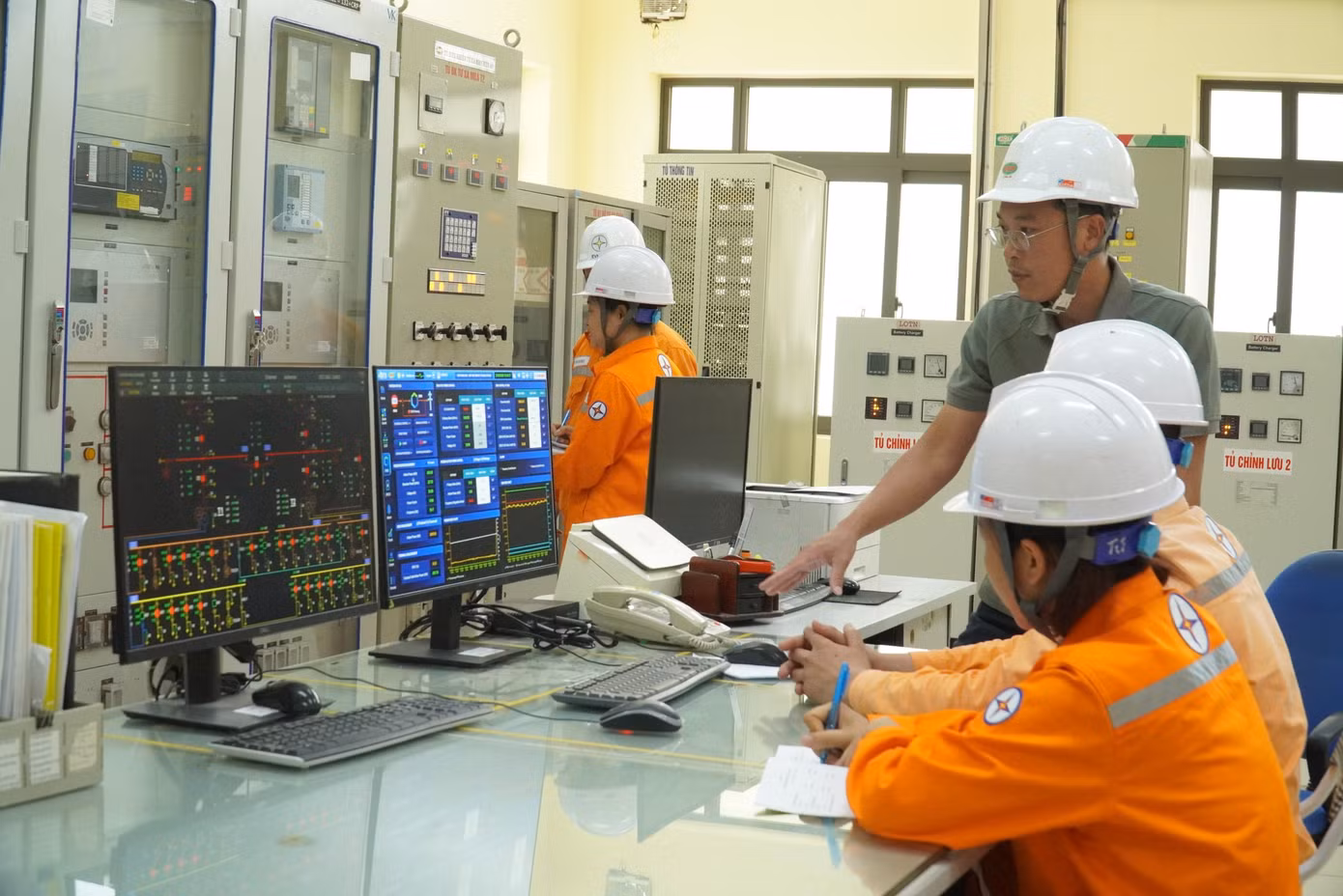 Toàn bộ quá trình được hệ thống quản lý năng lượng EMS giám sát và điều khiển, đồng thời phải bảo đảm các giới hạn kỹ thuật và yêu cầu an toàn của hệ thống pin