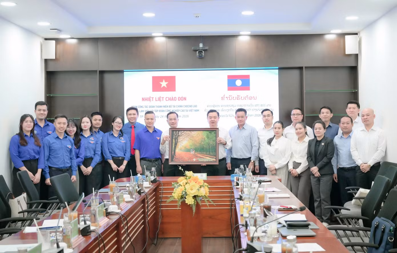 dong-chi-tran-nhu-hung-pho-tong-giam-doc-vrg-trao-qua-luu-niem-doan-cong-tac-doan-thanh-nien-bo-tai-chinh-lao.jpg
