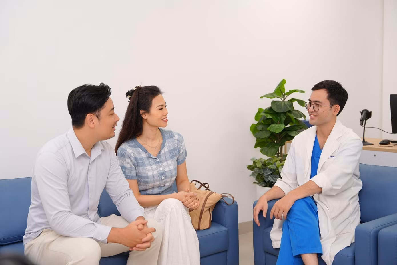 Bác sĩ tư vấn phác đồ cá nhân hóa cho từng cặp vợ chồng