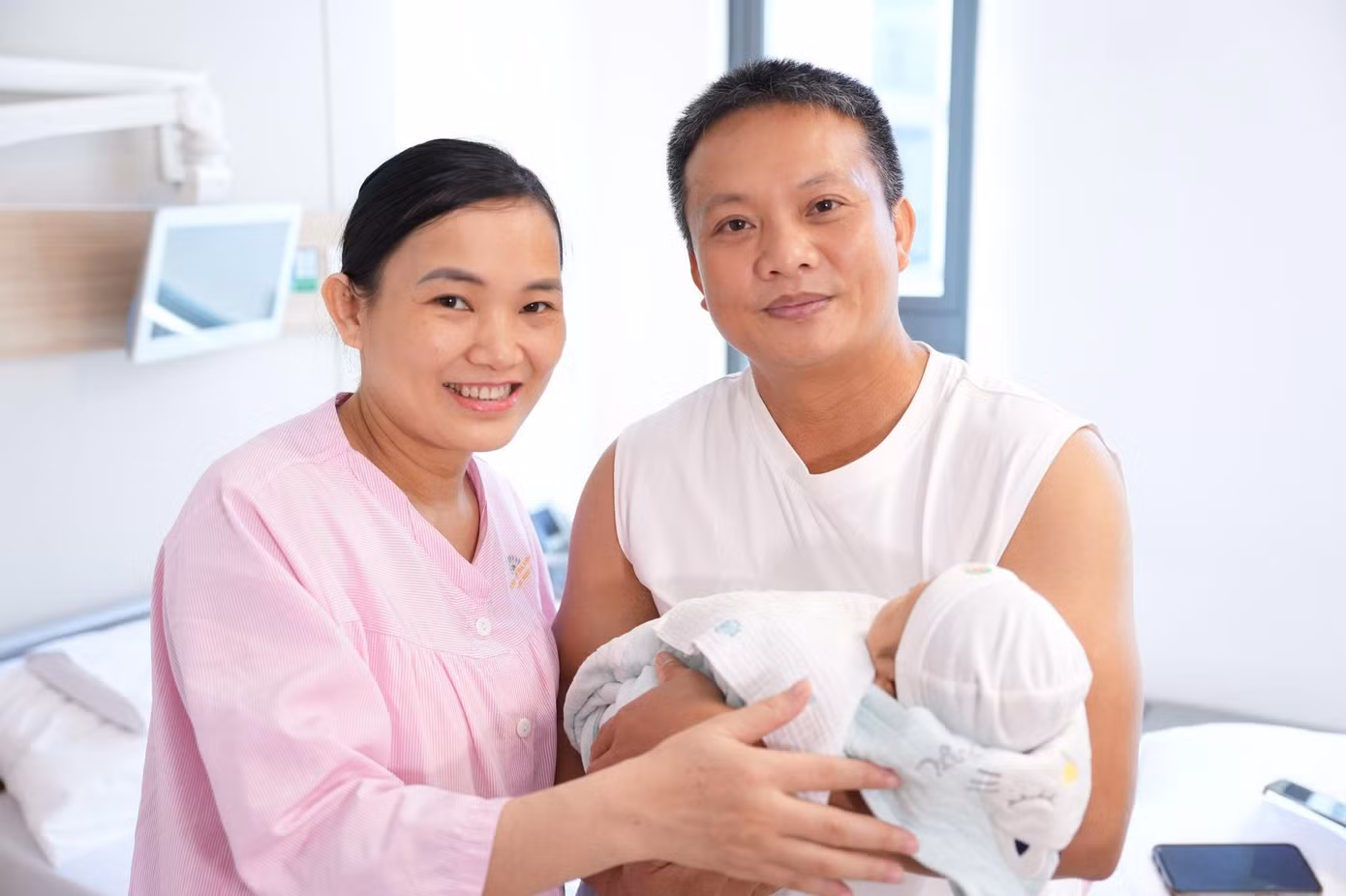 Chị Thúy và anh Đại hạnh phúc bên bé Quang Vinh